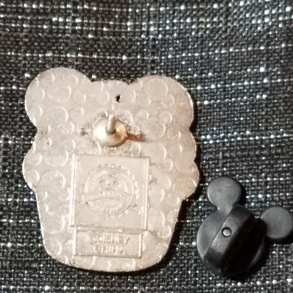 Cup cake Disney pin - Picture 2 of 2